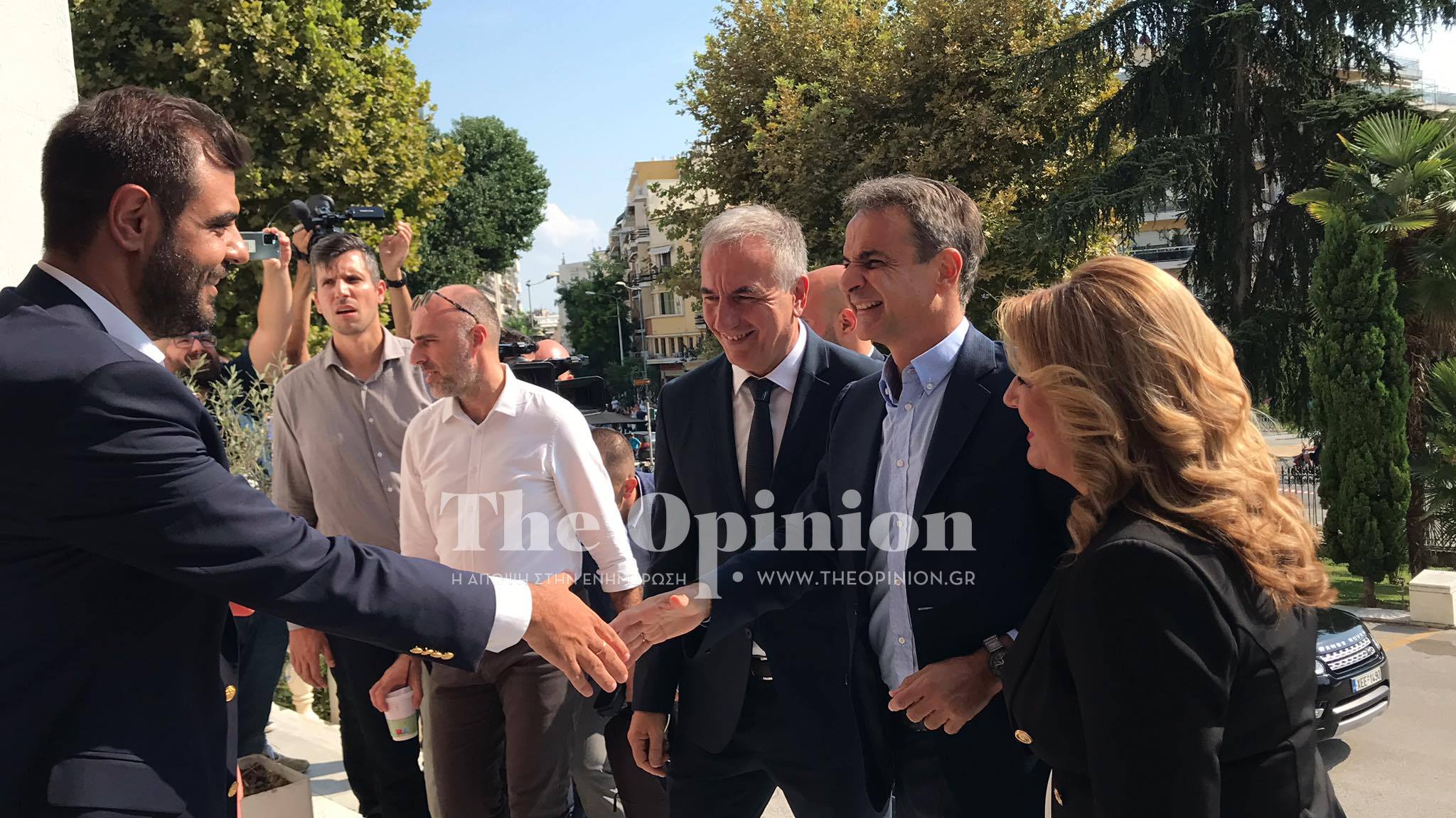 Στο ΥΜΑΘ ο Μητσοτάκης – Διαμαρτυρία από υγειονομικούς (ΦΩΤΟ+ΒΙΝΤΕΟ) 