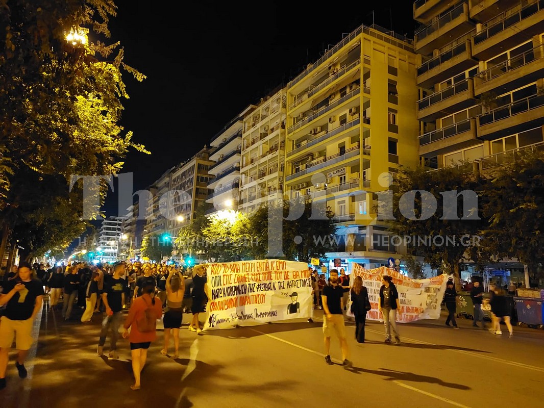 Μεταμεσονύκτια πορεία φοιτητών στη Θεσσαλονίκη κατά της Πανεπιστημιακής Αστυνομίας (ΦΩΤΟ+VIDEO)