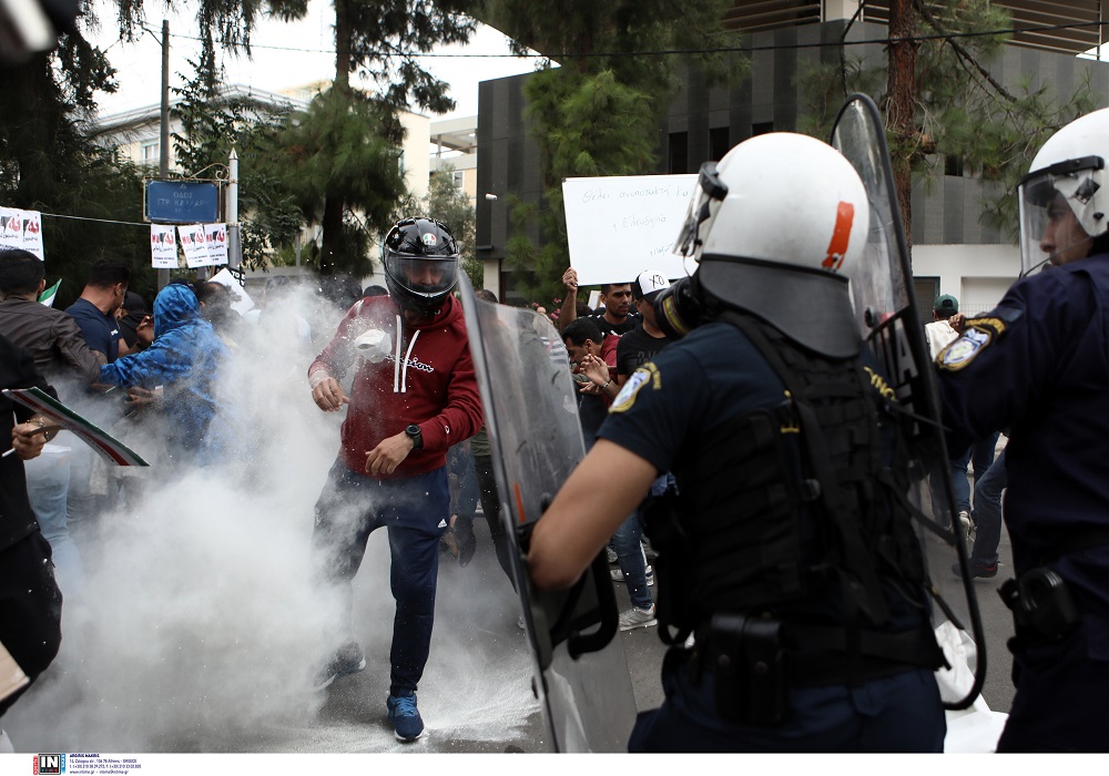 Αθήνα: Επεισόδια και χημικά έξω από την πρεσβεία του Ιράν (VIDEO)
