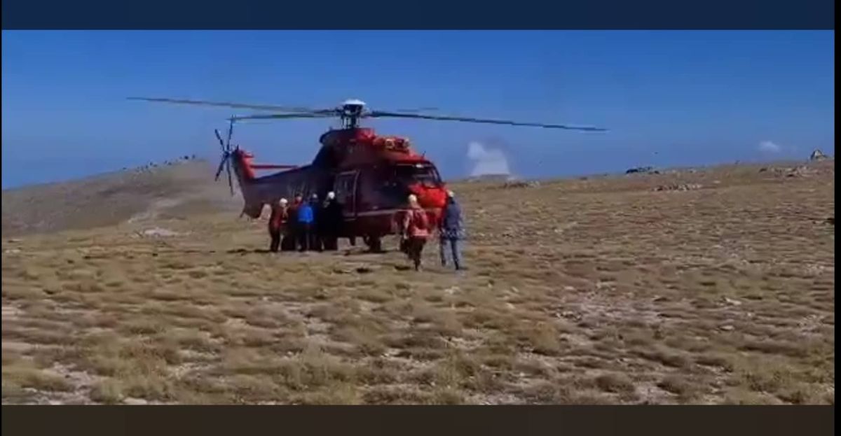 Όλυμπος: Η στιγμή που το Super Puma παραλαμβάνει τον ορειβάτη (VIDEO)