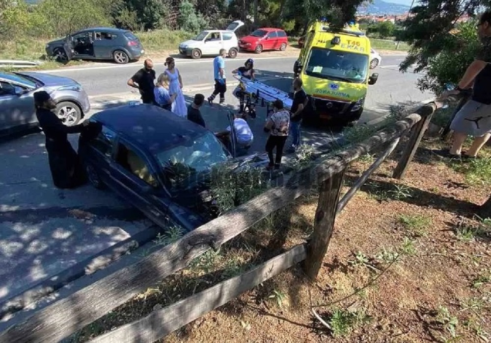 Ωραιόκαστρο: Σοβαρό τροχαίο με δύο τραυματίες στο νοσοκομείο (VIDEO)