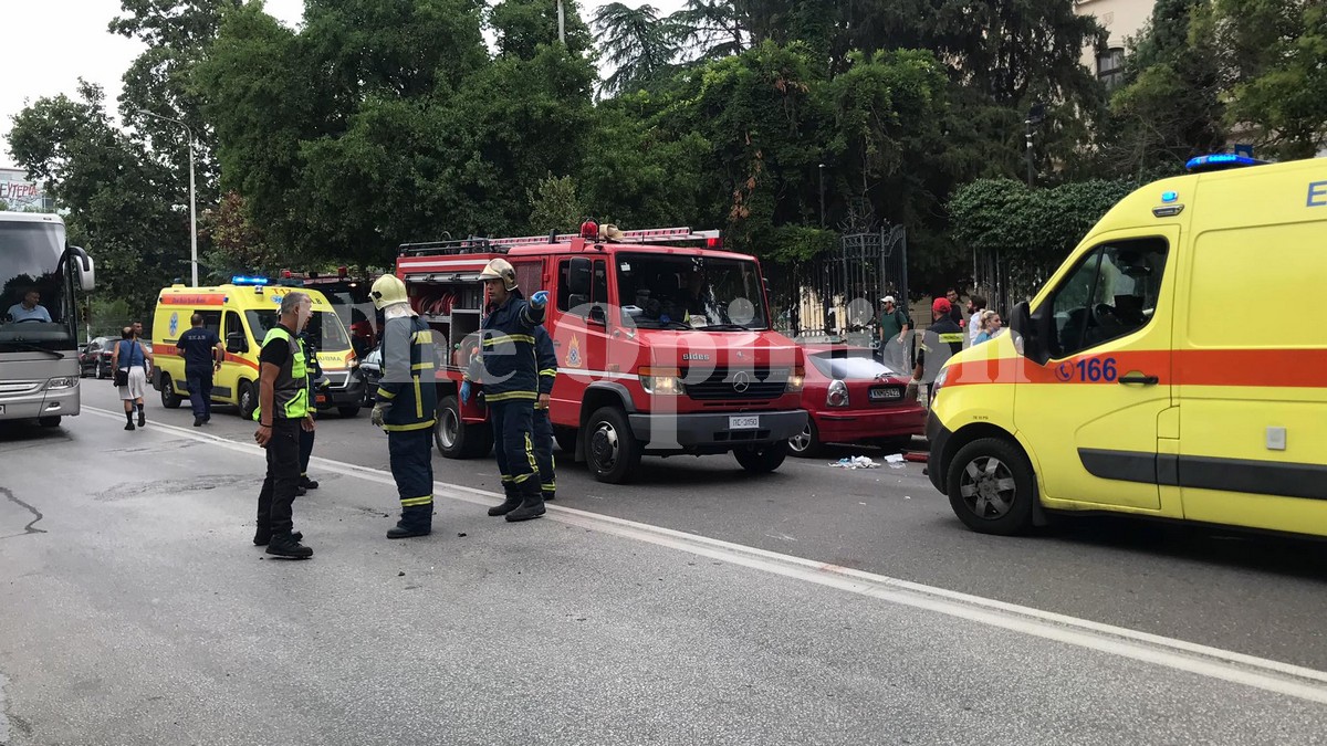 Τροχαίο στο κέντρο της Θεσσαλονίκης – Σοβαρά τραυματίας ο οδηγός της μηχανής (ΦΩΤΟ+VIDEO)