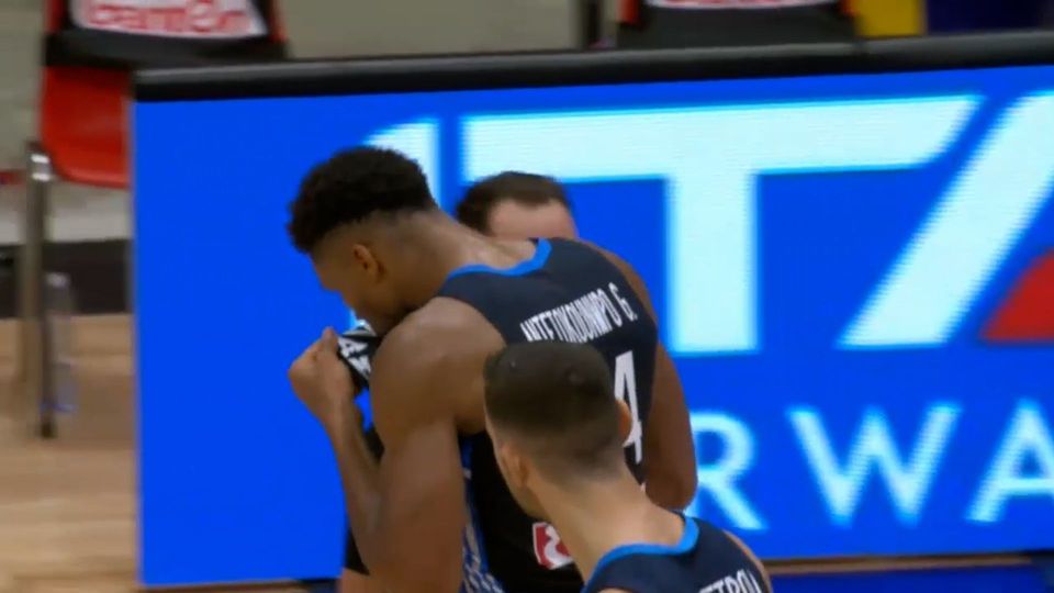 Ελλάδα – Κροατία: Ο Γιάννης φίλησε το εθνόσημο μετά από καλάθι (Βίντεο)