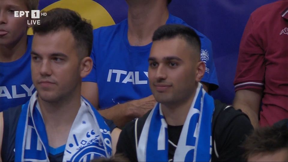 Η υπόδειξη Έλληνα οπαδού στους διαιτητές (VIDEO)