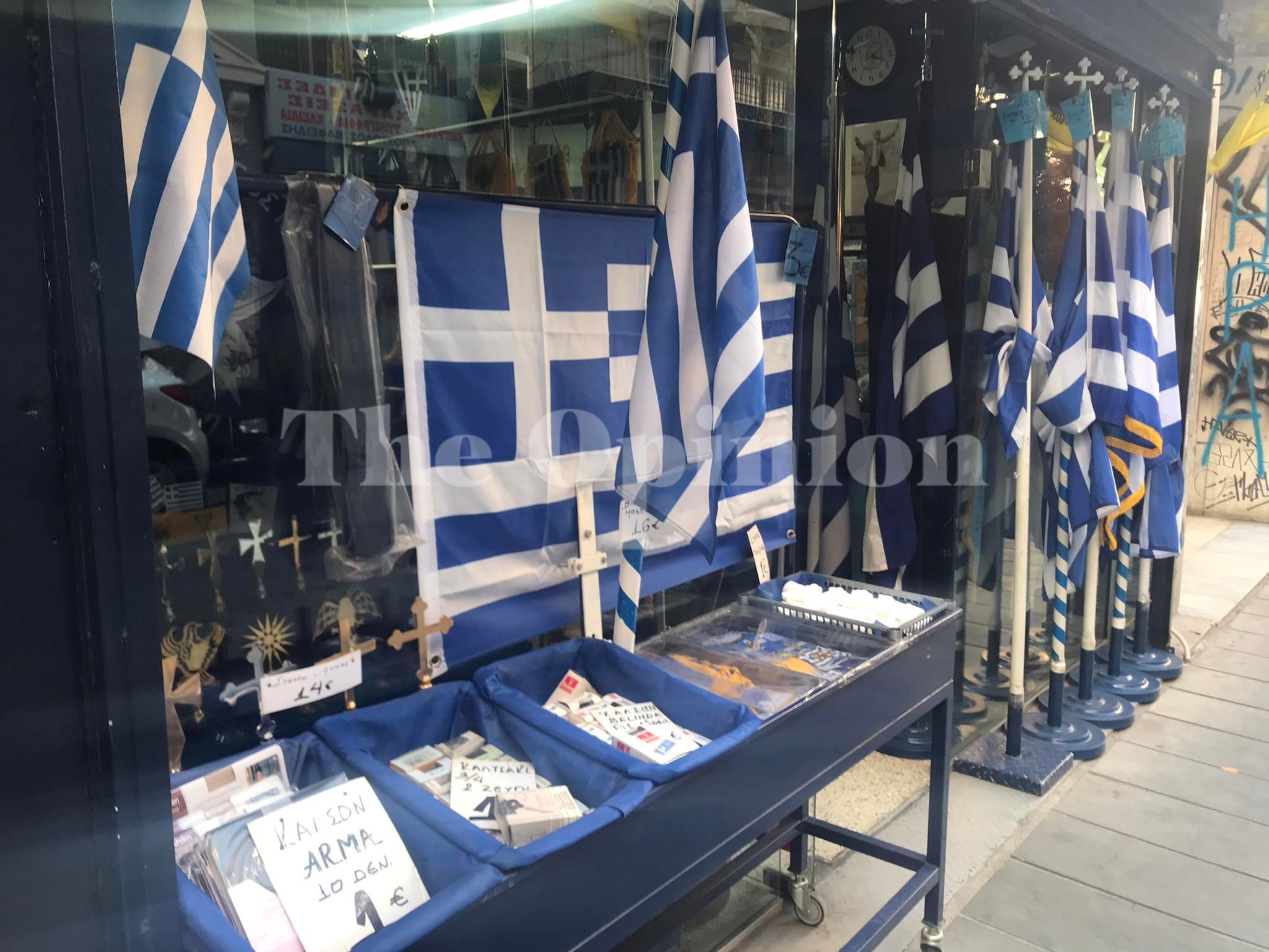 Τσολιάδες και σημαίες στη Θεσσαλονίκη ενόψει παρέλασης – Πανδημία και ελληνοτουρκικά αύξησαν τις πωλήσεις (ΦΩΤΟ)