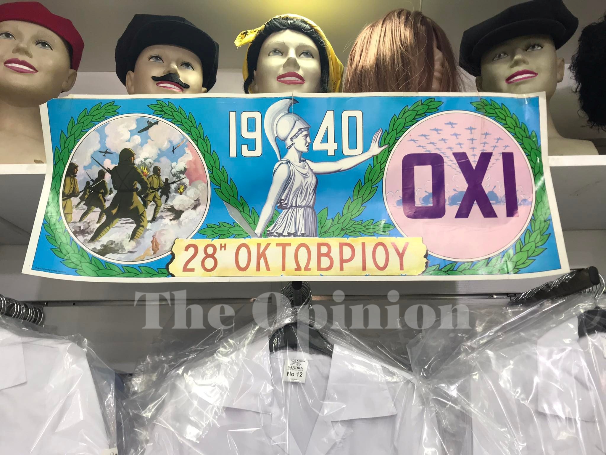Τσολιάδες και σημαίες στη Θεσσαλονίκη ενόψει παρέλασης – Πανδημία και ελληνοτουρκικά αύξησαν τις πωλήσεις (ΦΩΤΟ)