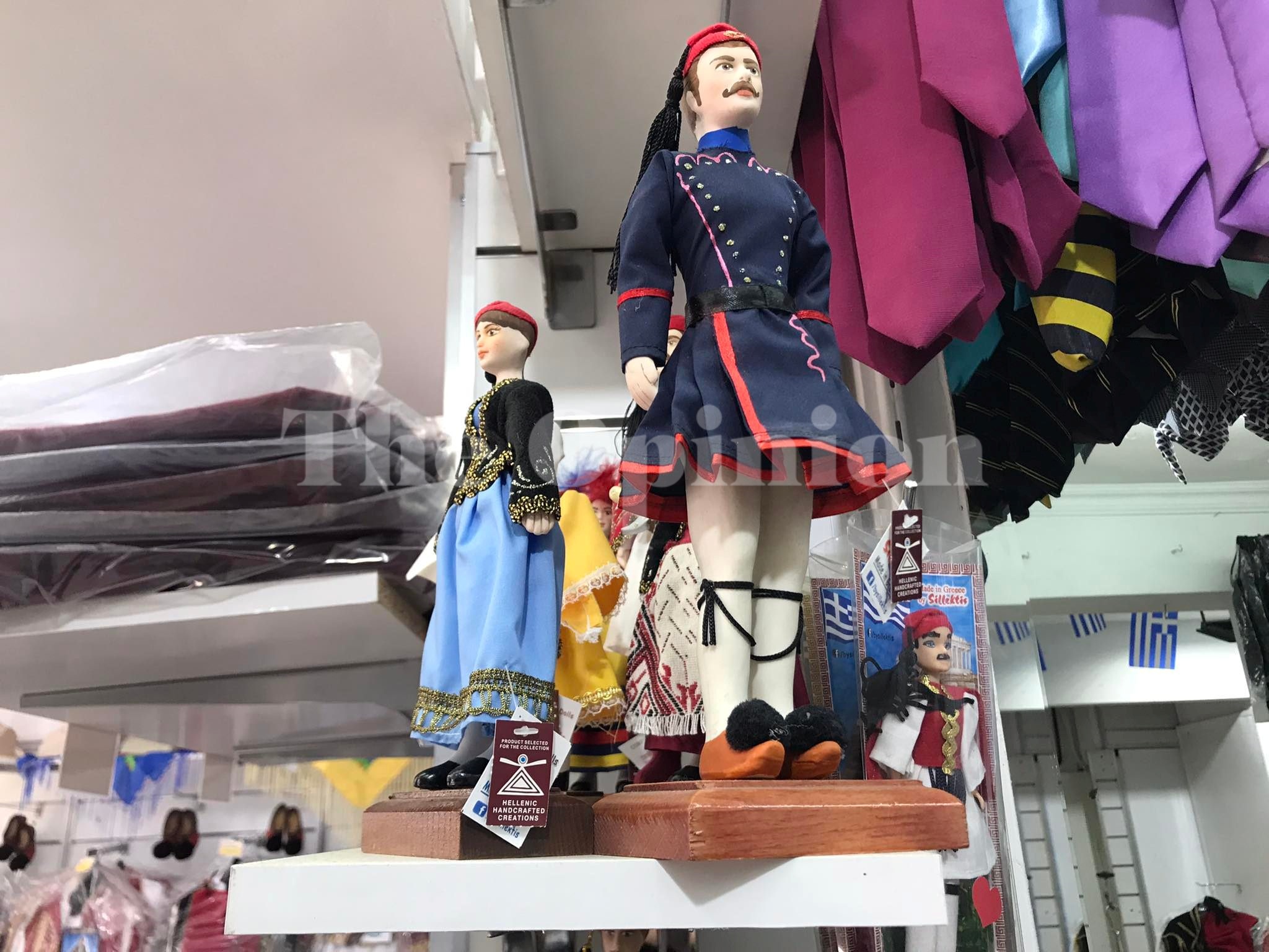 Τσολιάδες και σημαίες στη Θεσσαλονίκη ενόψει παρέλασης – Πανδημία και ελληνοτουρκικά αύξησαν τις πωλήσεις (ΦΩΤΟ)