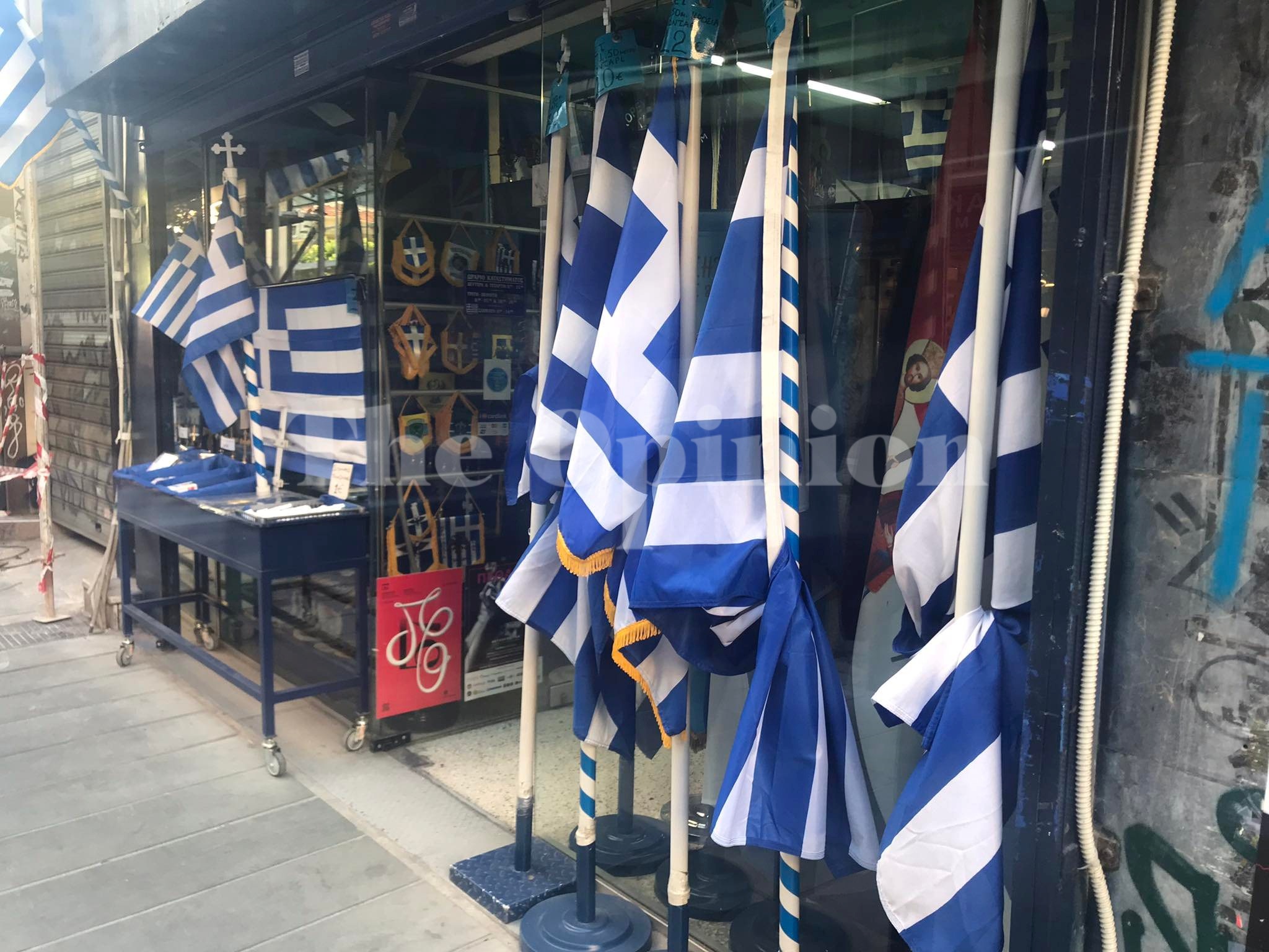Τσολιάδες και σημαίες στη Θεσσαλονίκη ενόψει παρέλασης – Πανδημία και ελληνοτουρκικά αύξησαν τις πωλήσεις (ΦΩΤΟ)