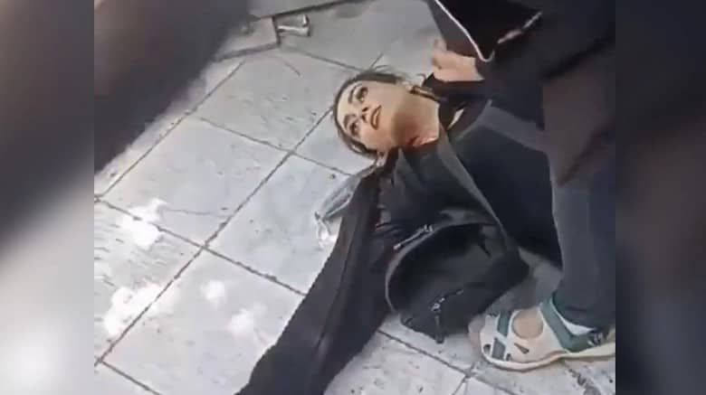 Βίντεο σοκ από την διαδήλωση στο Ιράν – Γυναίκα πυροβολήθηκε στο κεφάλι