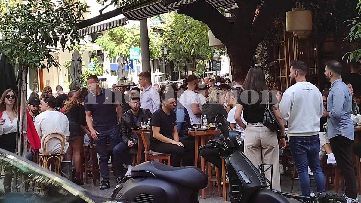 Σε καφέ και ταβέρνες γιορτάζουν οι Θεσσαλονικείς (ΦΩΤΟ-VIDEO)