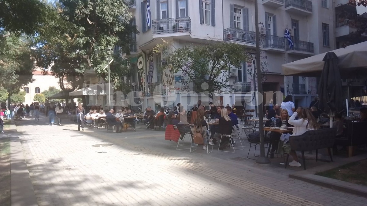 Σε καφέ και ταβέρνες γιορτάζουν οι Θεσσαλονικείς (ΦΩΤΟ-VIDEO)