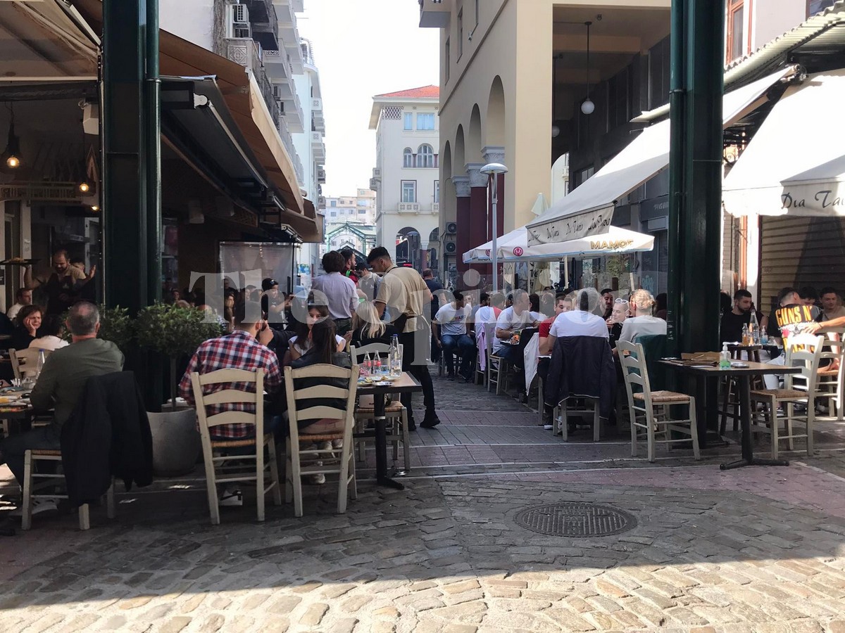 Σε καφέ και ταβέρνες γιορτάζουν οι Θεσσαλονικείς (ΦΩΤΟ-VIDEO)