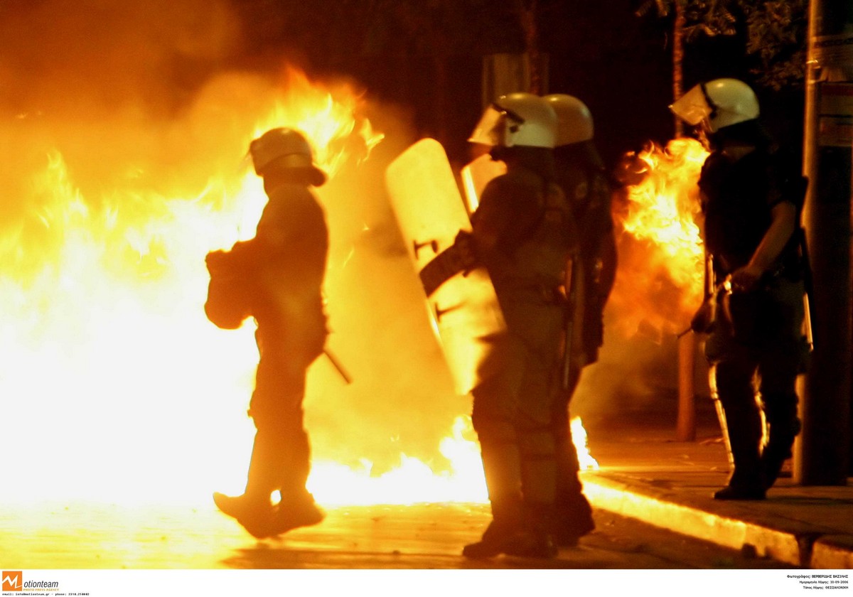 ΑΠΘ: Επίθεση με μολότοφ σε διμοιρία των ΜΑΤ τα ξημερώματα (video)