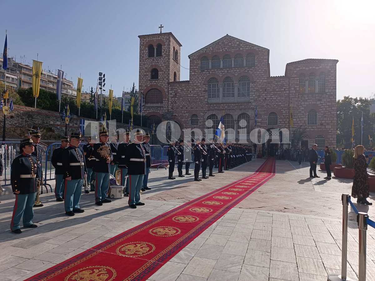 Ο Εθνικός Ύμνος προς τιμήν της Προέδρου της Δημοκρατίας (ΦΩΤΟ+VIDEO)