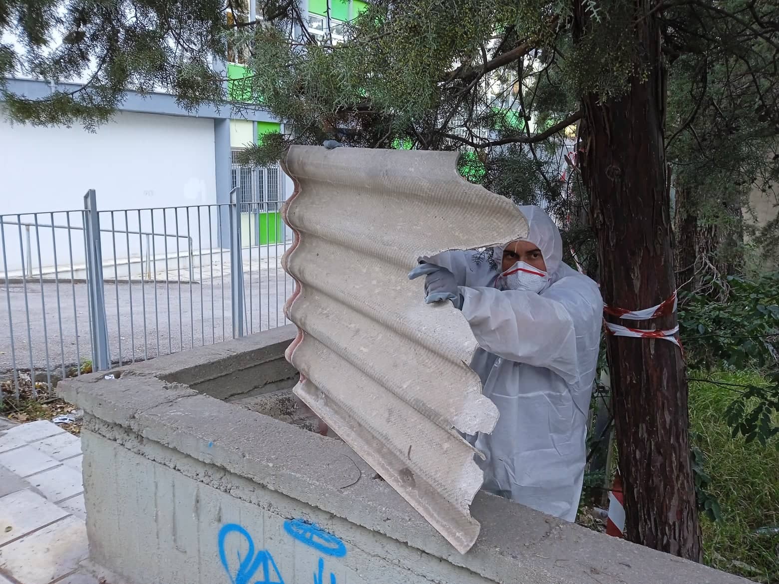 Αμίαντος δίπλα από σχολείο: Έφυγε για να… ξανάρθει!