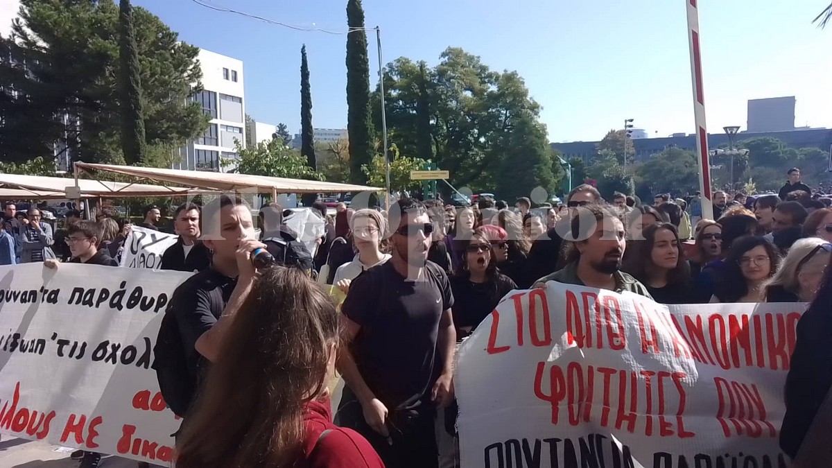 ΑΠΘ: Διαμαρτυρία φοιτητών στην Πρυτανεία – Αποχώρησε χωρίς δηλώσεις ο κοσμήτορας της Νομικής (ΦΩΤΟ+VIDEO)