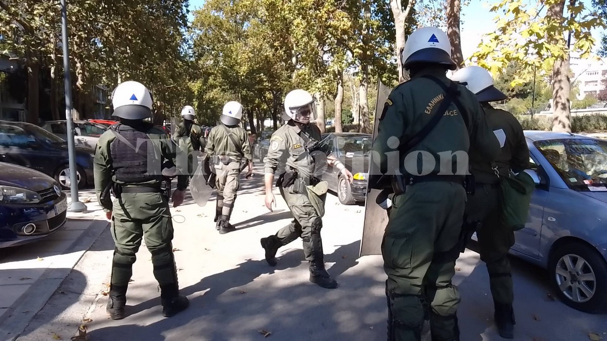 Ένταση στο ΑΠΘ – Κουκουλοφόροι εναντίον ΜΑΤ (ΦΩΤΟ+VIDEO)