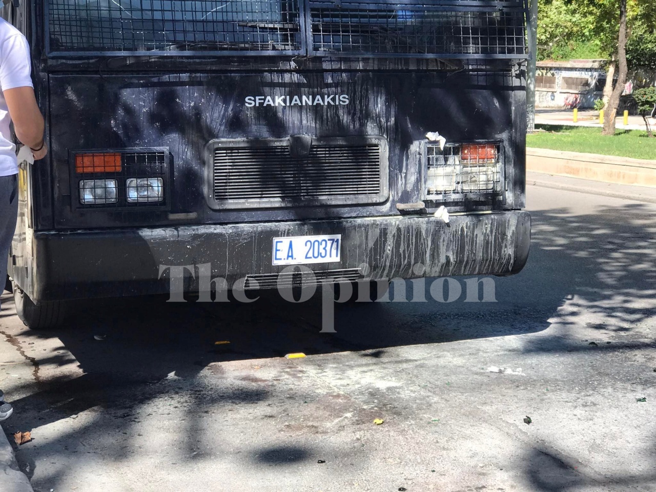 Θεσσαλονίκη: Επίθεση στη διμοιρία των ΜΑΤ που βρίσκεται έξω από το ΑΠΘ (VIDEO)