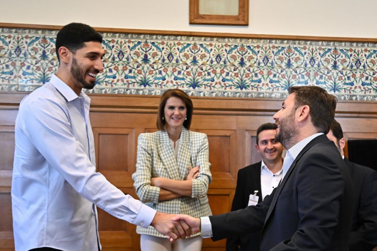 Τους τάραξε μια φωτογραφία…