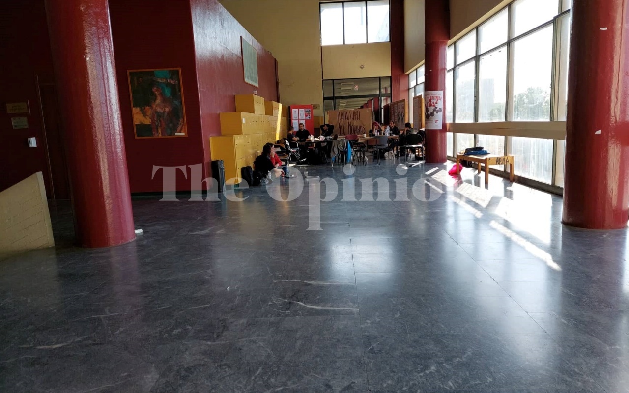 «Η Κοσμητεία δεν μας υπολογίζει και συνεχίζει κανονικά τα μαθήματα» – Υπό κατάληψη η Νομική Σχολή του ΑΠΘ (ΦΩΤΟ+VIDEO)