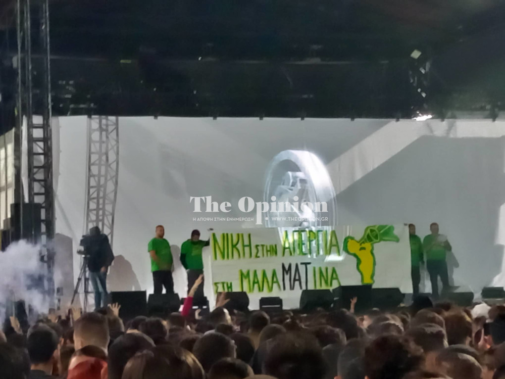 Συναυλία ΛEΞ: Πύρινη παρέμβαση επί σκηνής με πανό από τους απεργούς της Μαλαματίνας (VIDEO)