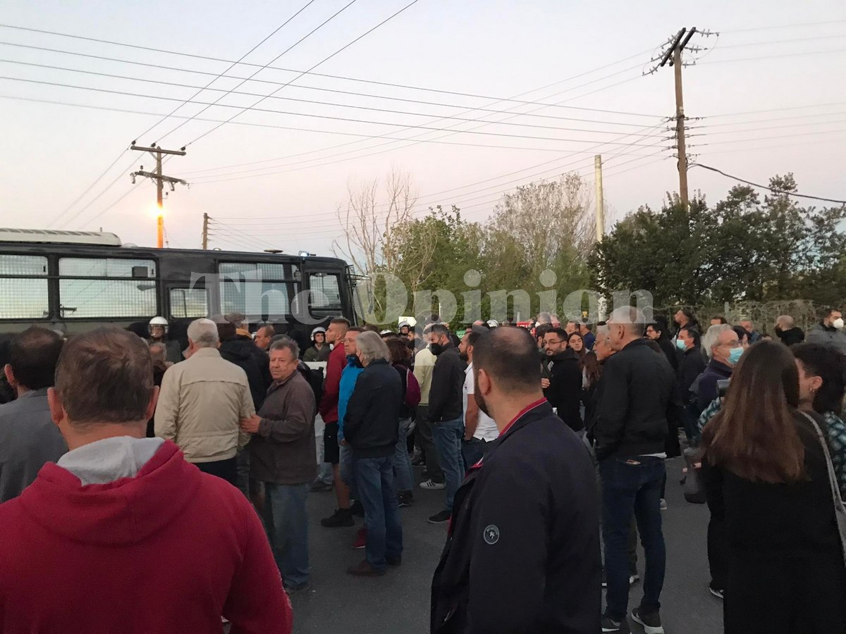 Μπλόκο απεργών της Μαλαματίνα-Κλειστή η κεντρική οδός του Καλοχωρίου-Επί τόπου η ΕΛΑΣ (ΦΩΤΟ-VIDEO)