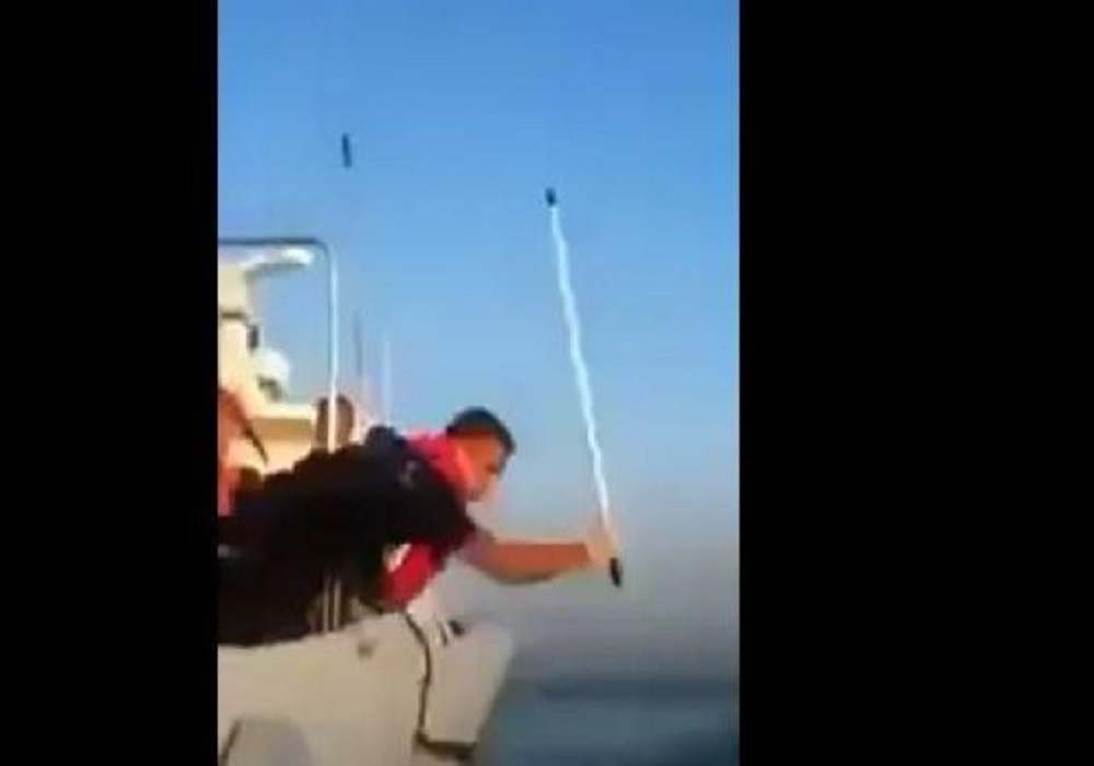 Σοκαριστικό βίντεο: Τούρκοι λιμενικοί σπρώχνουν βίαια μετανάστες στην Ελλάδα