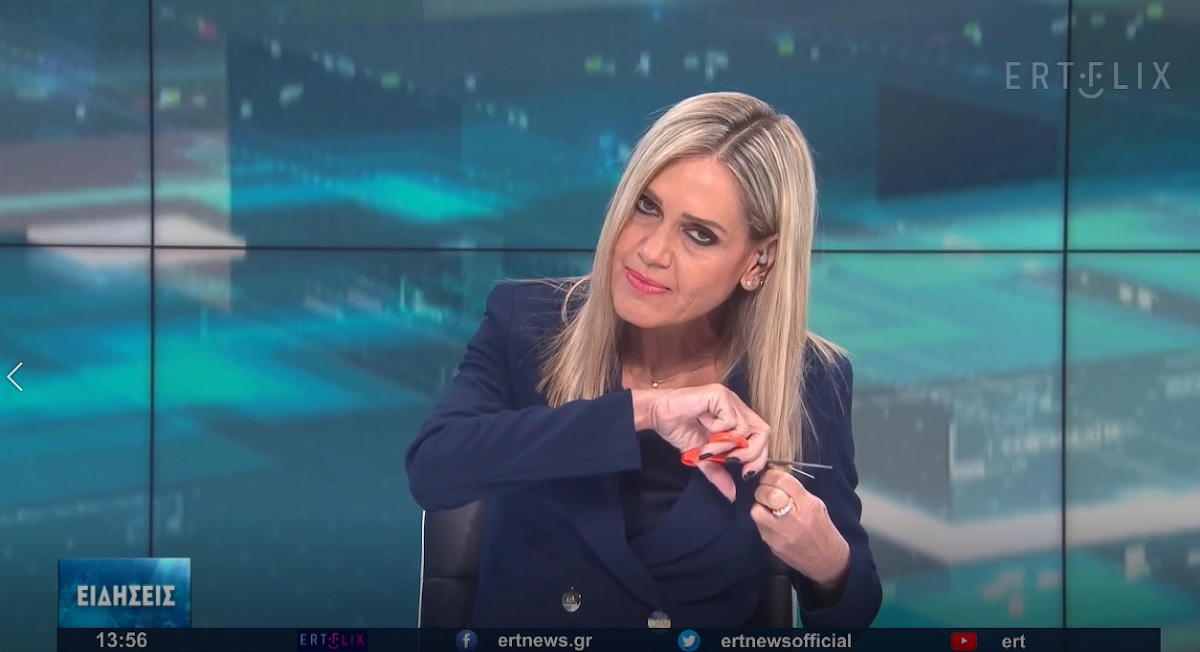 ΕΡΤ3: Έκοψε τα μαλλιά της την ώρα του δελτίου ειδήσεων στη μνήμη της Mahsa Amini (video)