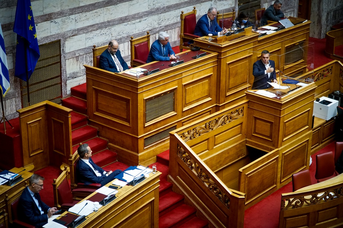 Μάχη Μητσοτάκη-Τσίπρα στη Βουλή για αισχροκέρδεια: «Είστε Λουδοβίκος και Θάτσερ» – «Σταματήστε την προπαγάνδα» (VIDEO)