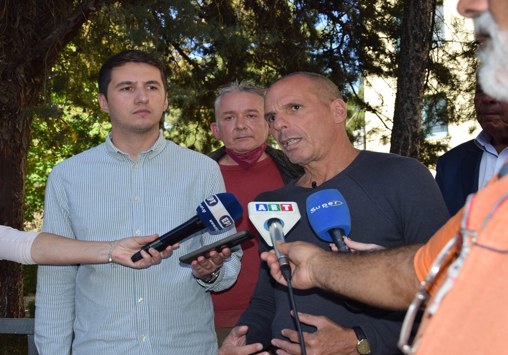 Βαρουφάκης: ”Στόχος της κυβέρνησης και της καθεστηκυίας τάξης είναι η συρρίκνωση του ΕΣΥ” (VIDEO)