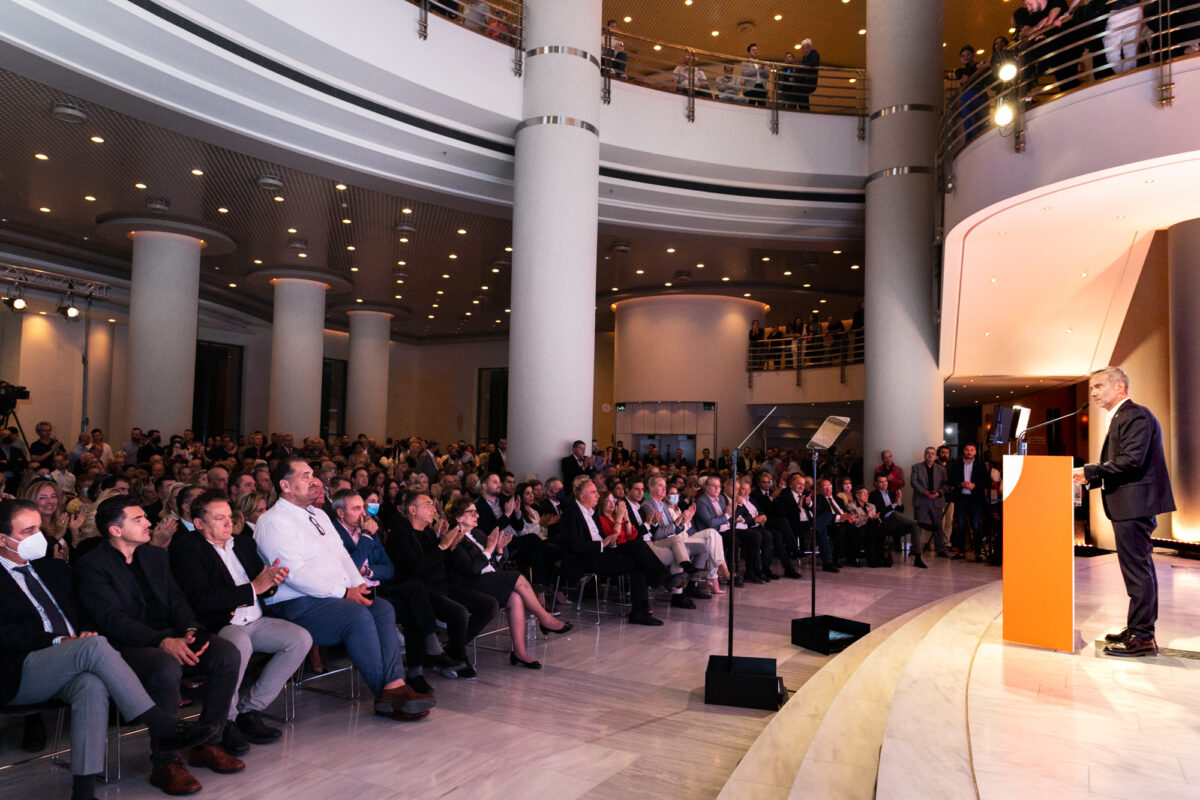 Χαμόγελα στο επιτελείο Ζέρβα για τις παρουσίες στην πρεμιέρα του προεκλογικού αγώνα