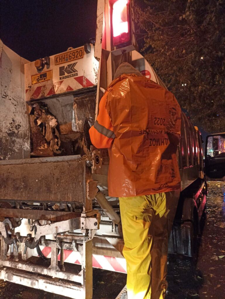 Με σακούλες σκουπιδιών για αδιάβροχα πάνω στα απορριμματοφόρα οι εργαζόμενοι (ΦΩΤΟ)