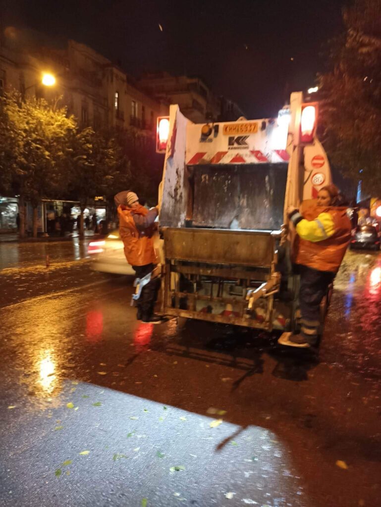 Με σακούλες σκουπιδιών για αδιάβροχα πάνω στα απορριμματοφόρα οι εργαζόμενοι (ΦΩΤΟ)