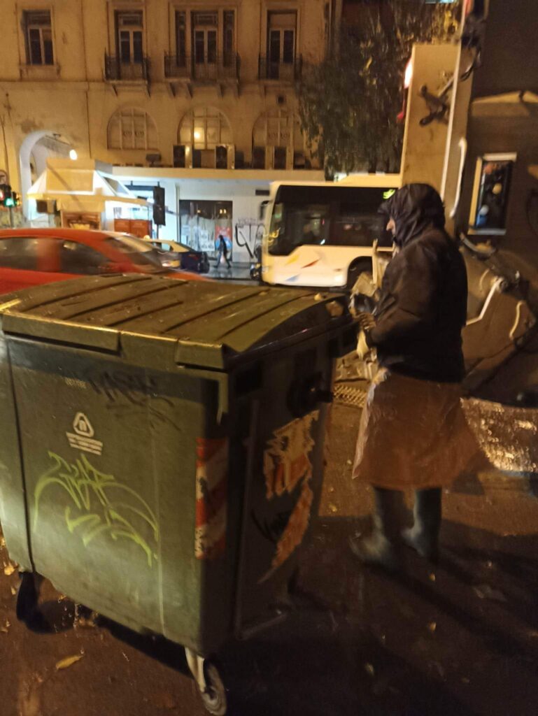 Με σακούλες σκουπιδιών για αδιάβροχα πάνω στα απορριμματοφόρα οι εργαζόμενοι (ΦΩΤΟ)