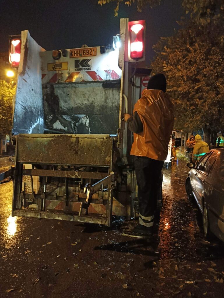Με σακούλες σκουπιδιών για αδιάβροχα πάνω στα απορριμματοφόρα οι εργαζόμενοι (ΦΩΤΟ)