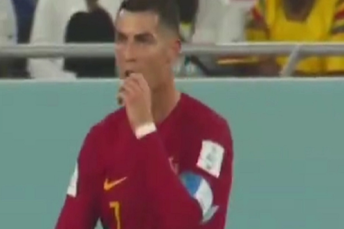 Μουντιάλ 2022: Ο Κριστιάνο Ρονάλντο έβγαλε κάτι που είχε κρύψει στο σορτς και το έφαγε (VIDEO)
