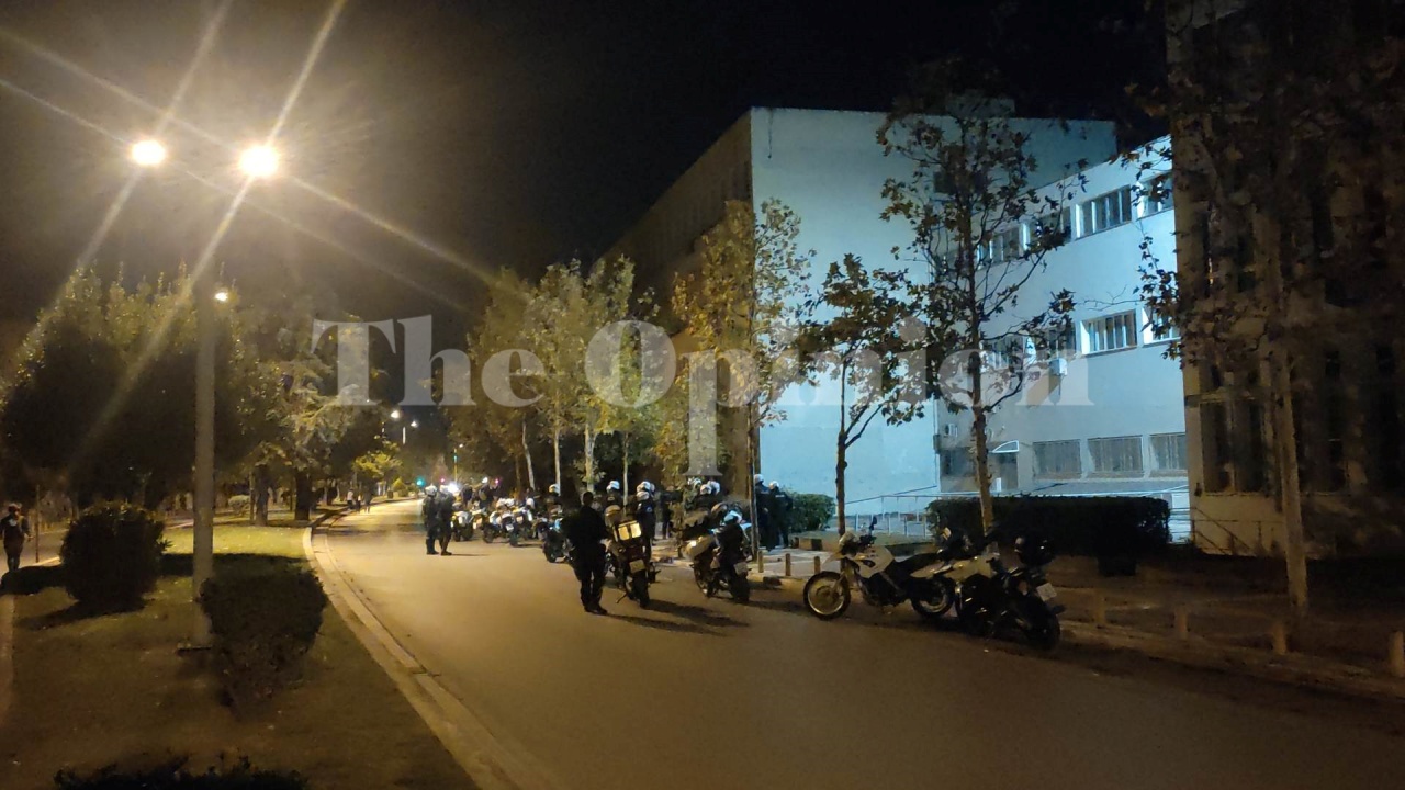 Τουλάχιστον 40 προσαγωγές και τρεις συλλήψεις για τα επεισόδια στο ΑΠΘ (ΦΩΤΟ+VIDEO)