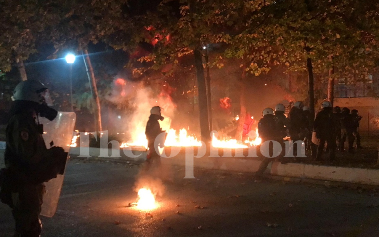 Μολότοφ, πέτρες, δακρυγόνα και ρίψεις νερού – Το χρονικό των επεισοδίων στο ΑΠΘ μετά την πορεία του Πολυτεχνείου (ΦΩΤΟ+VIDEO)