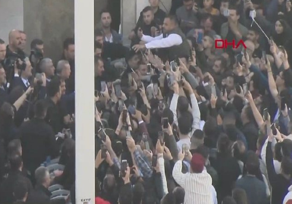 Σόου Ερντογάν στην πλατεία Ταξίμ: Μοίρασε «κουλούρια Θεσσαλονίκης» στο πλήθος! (VIDEO)