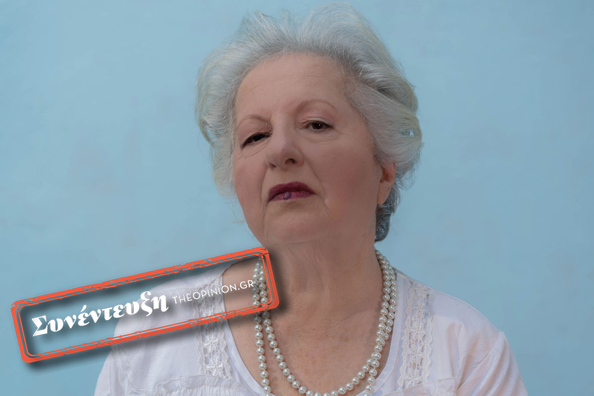 Ε. Γερασιμίδου στο ΤheOpinion: «Οι γυναίκες στο Ιράν συμβολίζουν έναν αγώνα. Δεν κόβουν μια τουφίτσα και τη διορθώνουν στο κομμωτήριο»