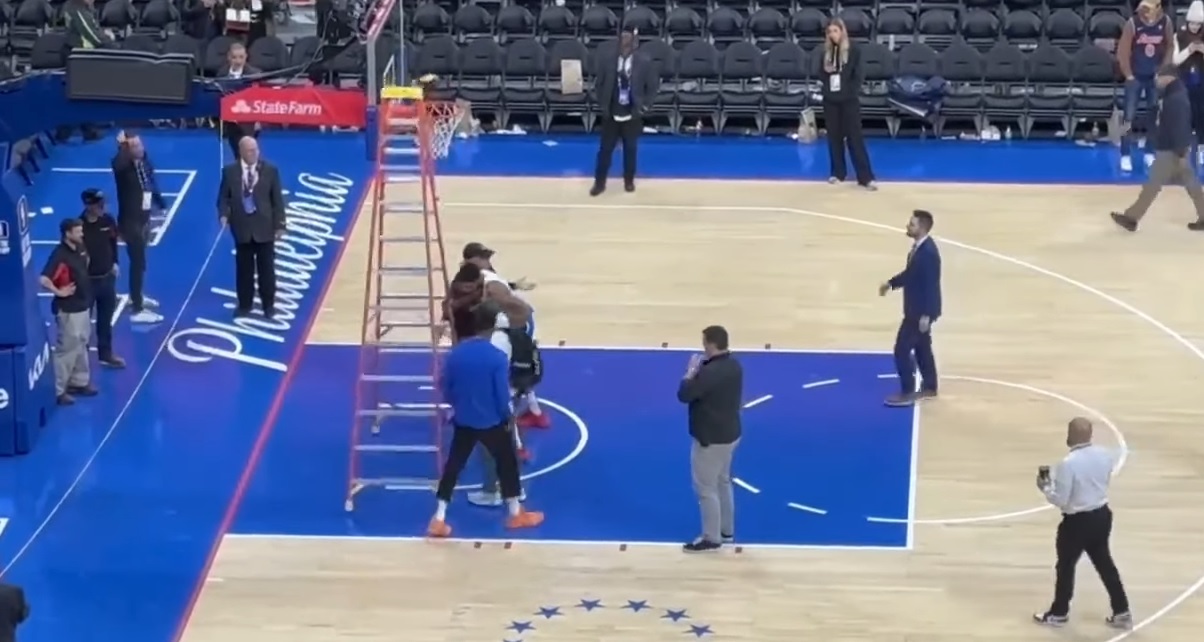 Γιάννης Αντετοκούνμπο: Γκρέμισε μια σκάλα για να προπονηθεί στις βολές! (VIDEO)