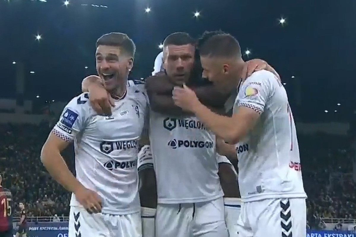 Ο 37χρονος Ποντόλσκι πέτυχε γκολ πίσω από το κέντρο (ΒΙΝΤΕΟ)