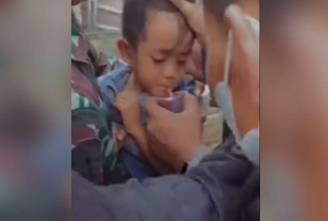 Ινδονησία: Εξάχρονο αγόρι βρέθηκε ζωντανό στα συντρίμμια δύο μέρες μετά τον σεισμό (VIDEO)