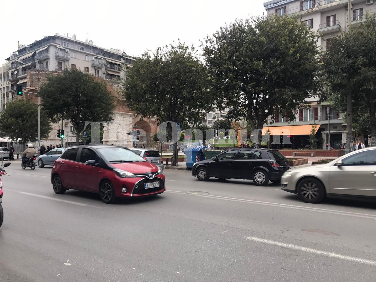 Έτσι έγινε η παράσυρση στην Καμάρα – Η αιμόφυρτη κοπέλα, ο οδηγός με το «φτιαγμένο» ΙΧ και ο διανομέας που τον κυνήγησε χωρίς αποτέλεσμα (VIDEO)