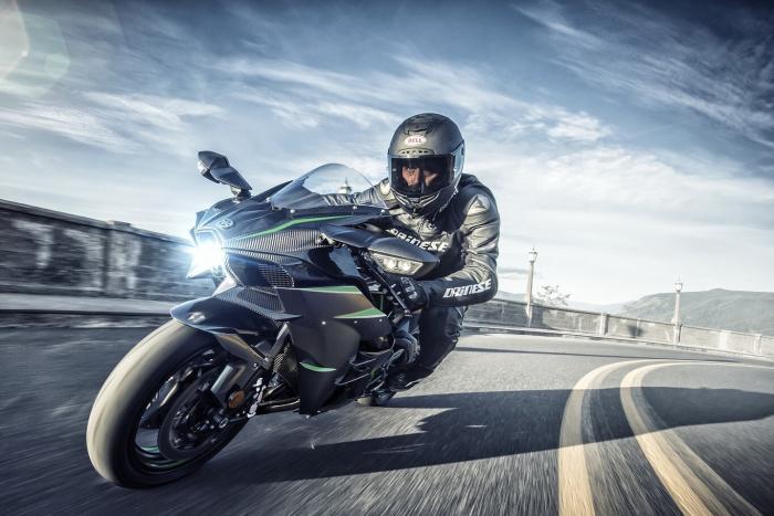 Επιτέθηκαν σε οδηγό για να του κλέψουν την μηχανή εν κινήσει (Video)