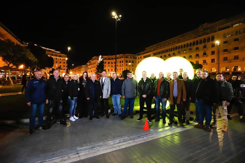 Θεσσαλονίκη: Ο Γιώργος Καπουτζίδης φωταγώγησε την «κίτρινη καρδιά»