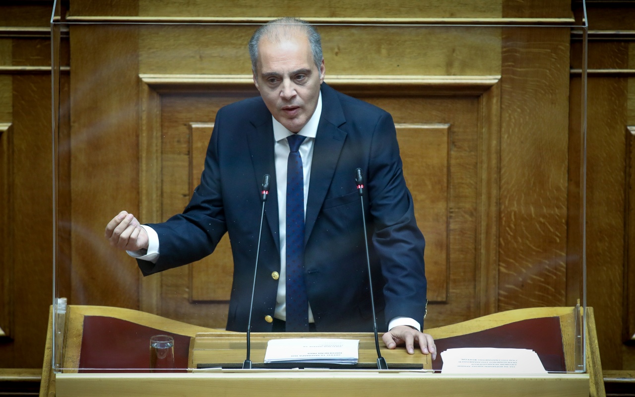 «Προσπαθείτε να χτυπήσετε τον ΠΑΟΚ» – Επίθεση Βελόπουλου σε Αυγενάκη στη Βουλή (video)