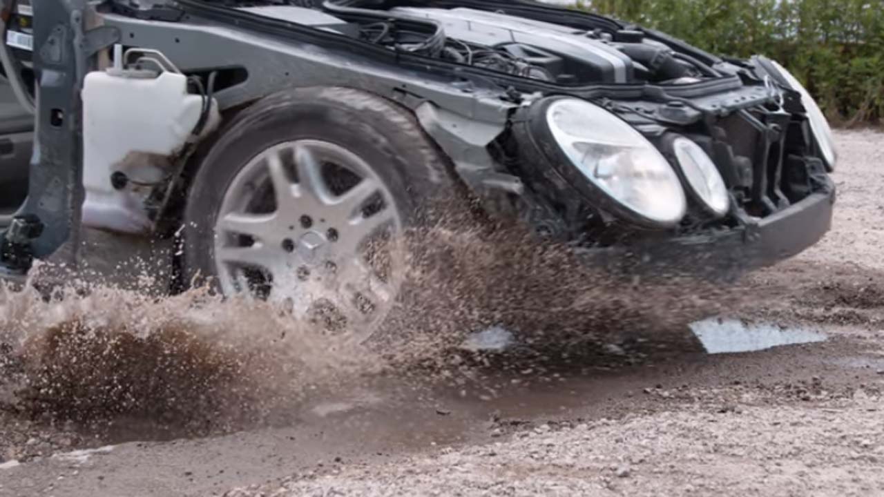 Παίρνω αποζημίωση εάν «χτυπήσω» το αυτοκίνητό μου σε λακκούβα;