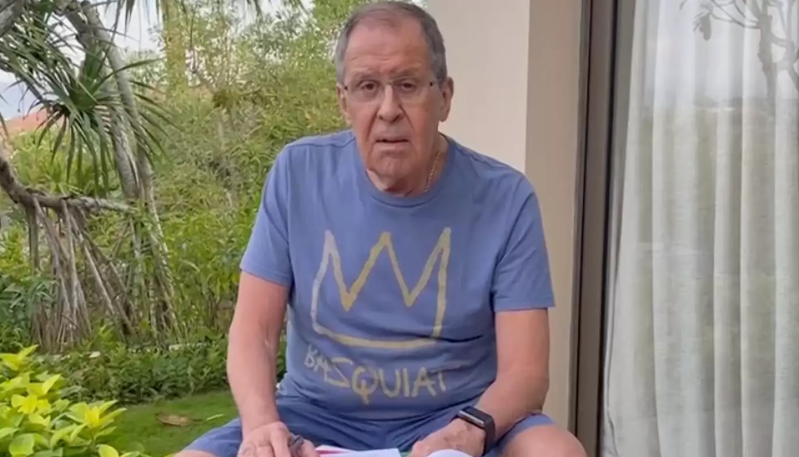Viral ο Ρώσος ΥΠΕΞ με iPhone, Apple Watch και αμερικάνικο μπλουζάκι (ΒΙΝΤΕΟ)