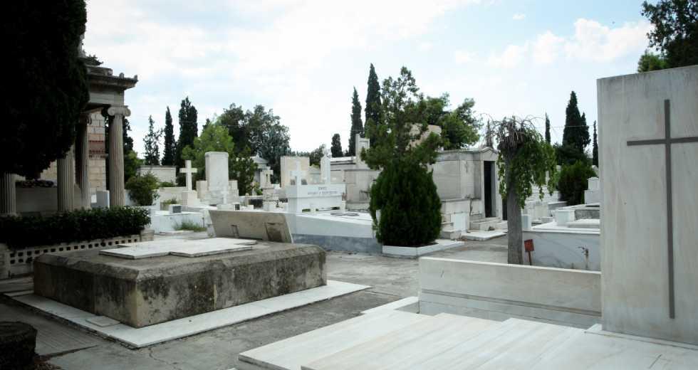 Θεσσαλονίκη: Καταγγελίες για κλοπές στεφάνων αμέσως μετά τις κηδείες